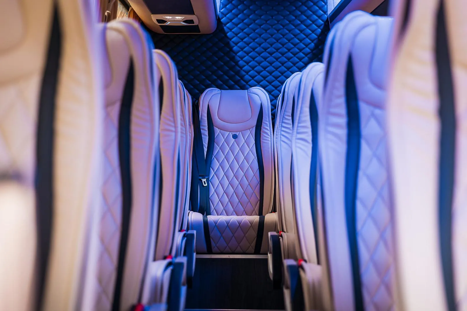 mercedes-sprinter-interieur-luxus-gang-06